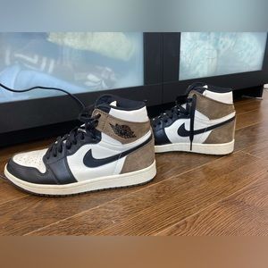 NIKE JORDAN 1 MOCHAS